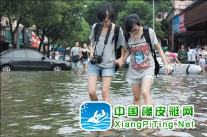 居民乘橡皮艇进出小区
