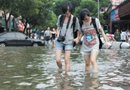 宁波黄鹂新村一楼住户被淹 居民乘橡皮艇进出小区
