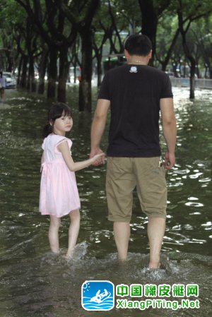 居民乘橡皮艇进出小区