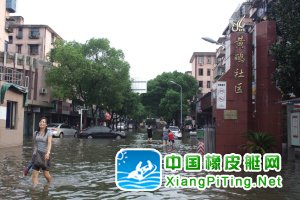 居民乘橡皮艇进出小区