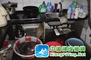 居民乘橡皮艇进出小区