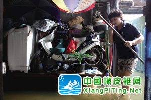 居民乘橡皮艇进出小区