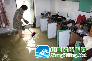 居民乘橡皮艇进出小区