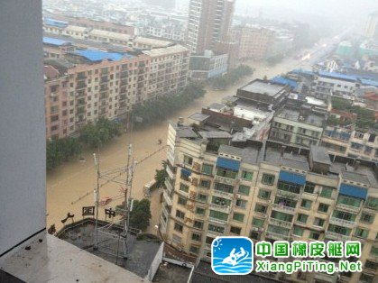 四川遂宁大暴雨单小时雨量破百 皮艇出动