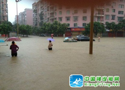 四川遂宁大暴雨单小时雨量破百 皮艇出动