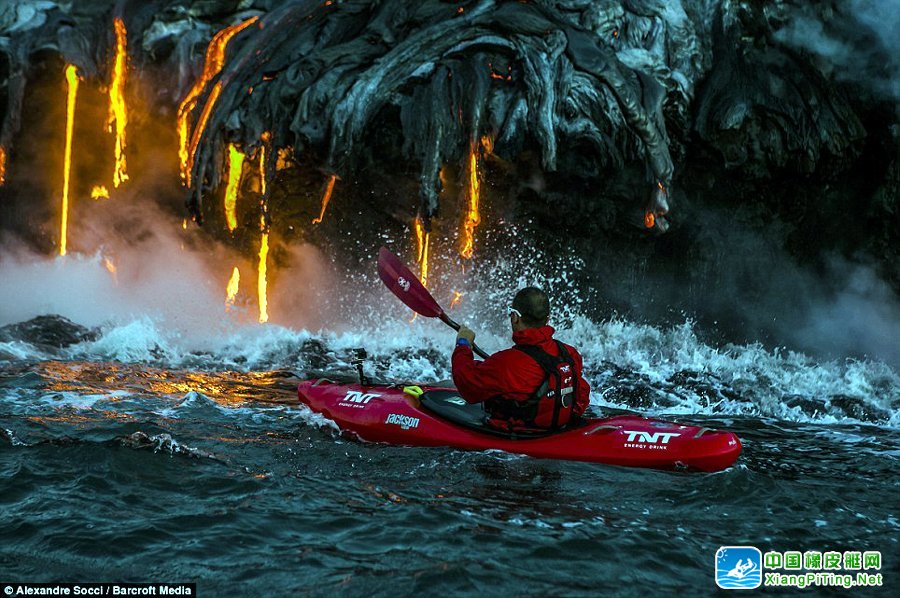 巴西勇士乘皮划艇冒死探险喷发火山