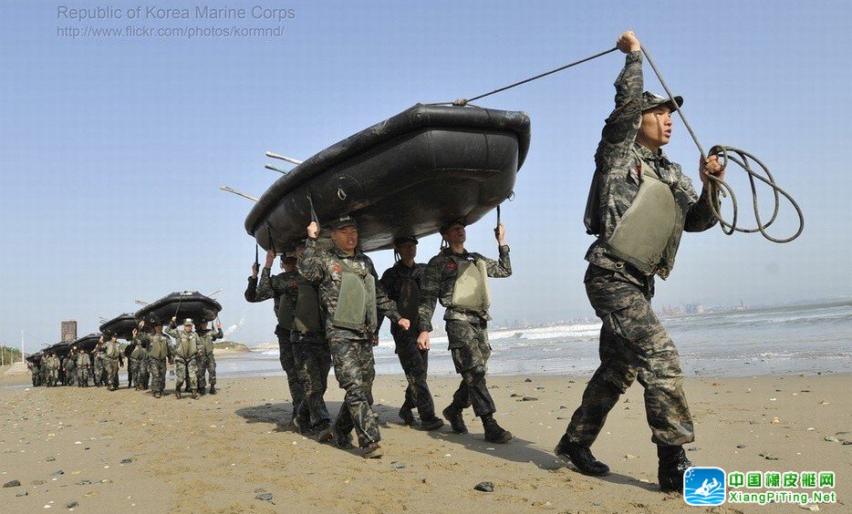 韩国陆战队高强度训练 头顶橡皮艇睡觉