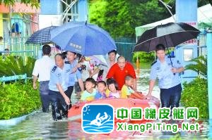 珠海暴雨致幼儿园被淹 民警划皮艇救260余名孩子