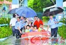 珠海暴雨致幼儿园被淹 民警划皮艇救260余名孩子