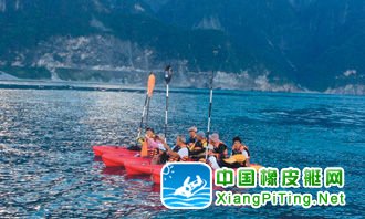 8名不老水手分乘4艘独木舟，从和仁溪出海口出发。
