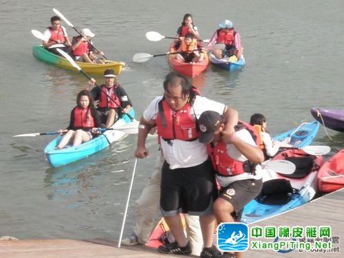 台北举行亲水体验活动 民众免费玩城市独木舟