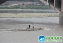 绵阳两名老人钓鱼被困河中央 橡皮艇出动解救