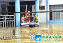沿河持续降雨引内涝 官兵划着橡皮艇医院救患者