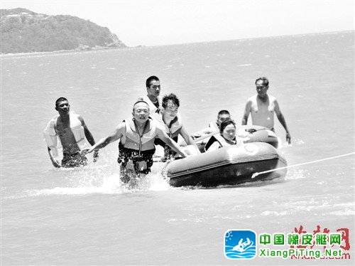 3游客海滨浴场被水卷走 市民划橡皮艇救起