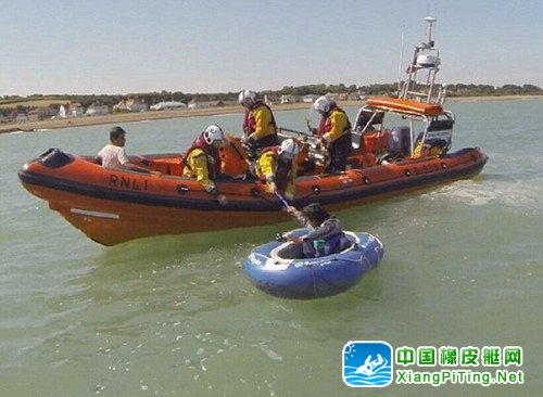 巴基斯坦兩男子乘玩具橡皮艇偷渡英吉利海峽(圖)