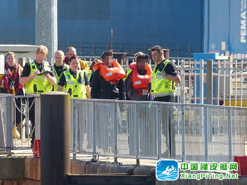巴基斯坦兩男子乘玩具橡皮艇偷渡英吉利海峽(圖)