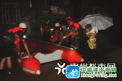 冲锋舟救人