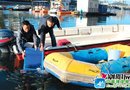 浏阳两男子开着橡皮艇在浏阳河电鱼被抓