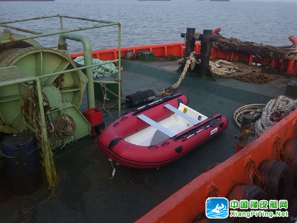 通过上海港交通运输船将Flicker rib 360救生艇送上船