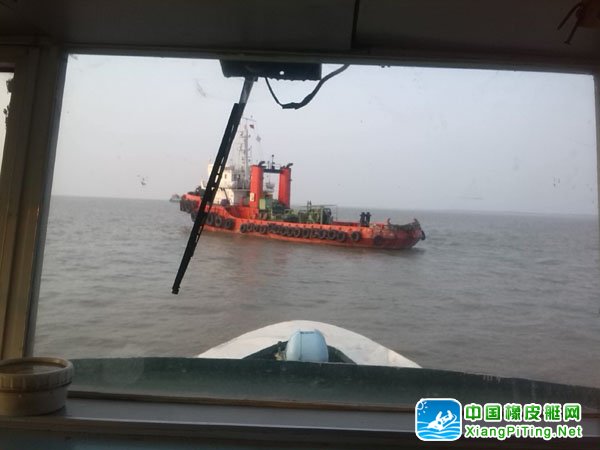 远眺停泊在上海长兴岛长江口水域的韩国籍大马力拖轮kwang jin号。