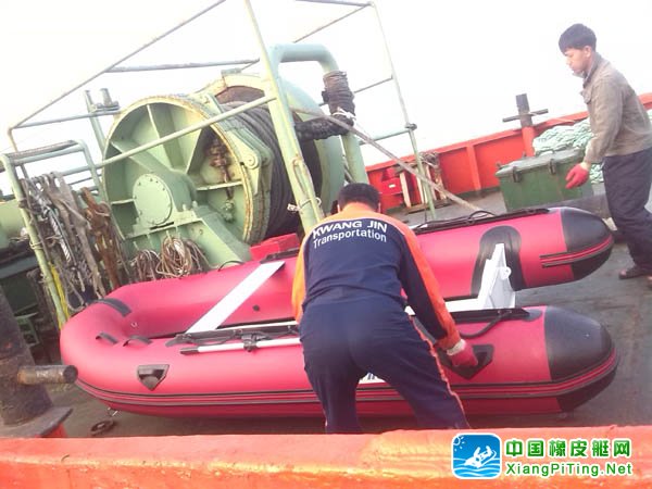 kwang jin号工作人员正在搬运Flicker rib 360铝壳救生橡皮艇