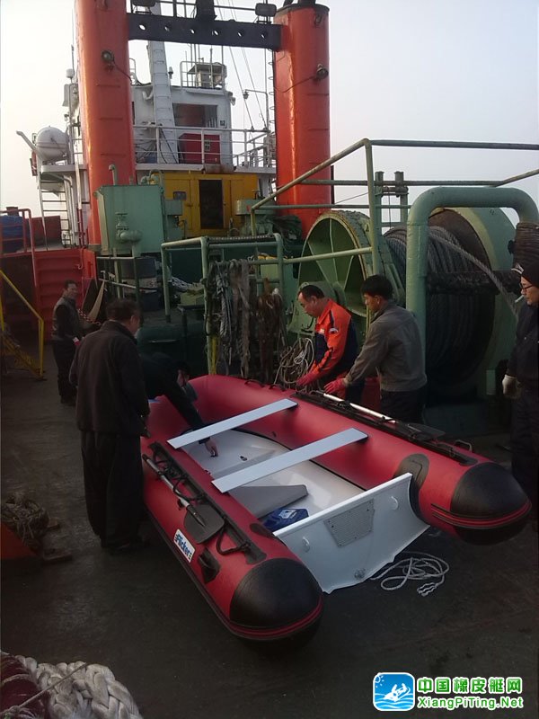 工作人员为韩方人员（船长、水上、船东）介绍Flicker rib360铝壳救生橡皮艇相关功能