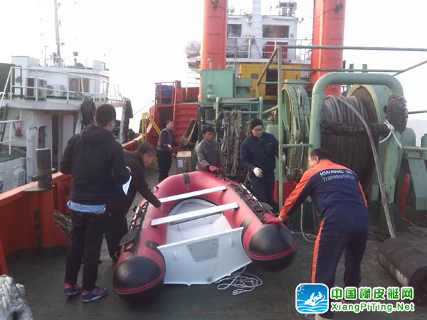韩方人员（船长、水上、船东）检查Flicker rib360铝壳救生橡皮艇