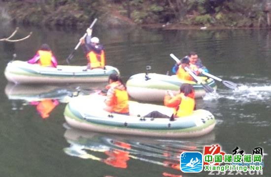 【张家界24小时】橡皮艇赛对山歌 橙队为爱享受比赛得第一