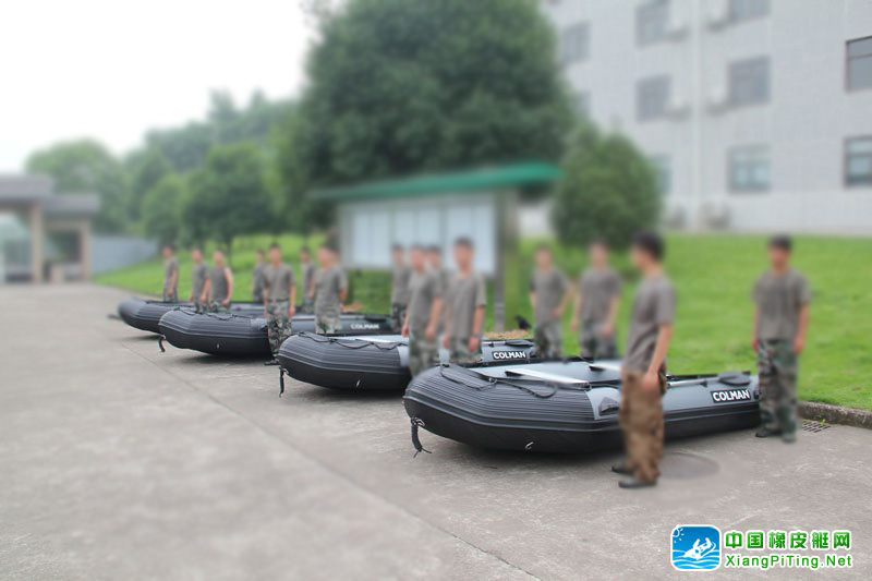 安装好的Colman专业军用系列橡皮艇整装待发，接受首站检阅。