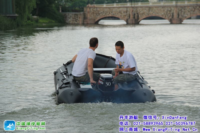 上海泰晤士小镇  外国友人专门来提船  COLMAN V420AL军用冲锋舟配东发2冲程30马力船外机
