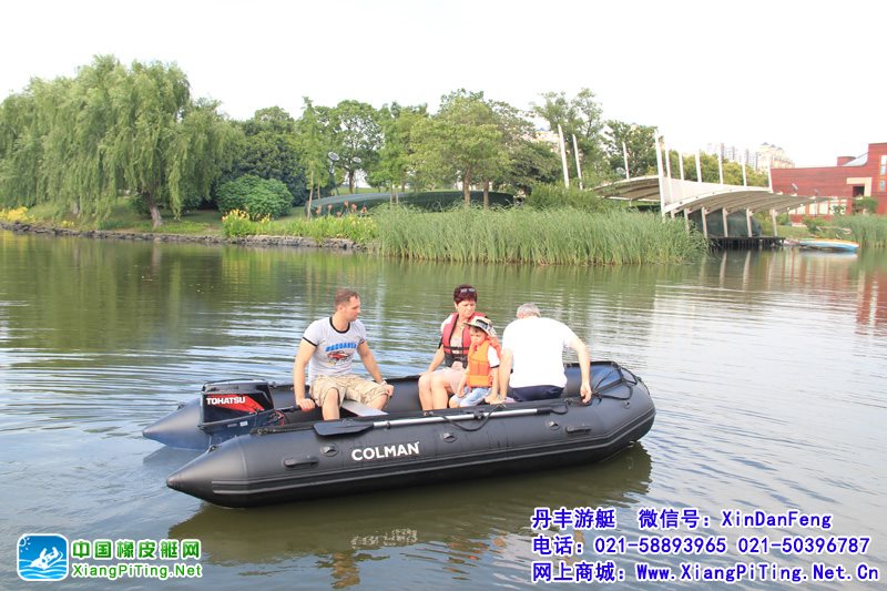 国际品牌 老外一家人玩橡皮艇  COLAM V420军用橡皮艇配东发2冲程30马力船外机