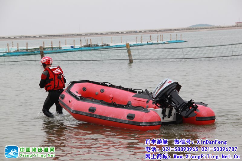 上海金山城市沙滩应邀对橡皮艇和船外机使用的培训   进口机器东发2冲程18马力船外机配救援船橡皮艇