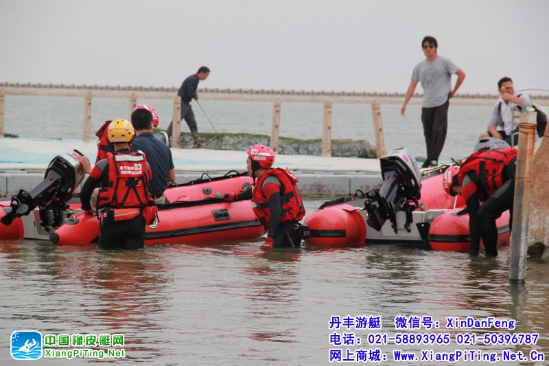 上海金山城市沙滩应邀对橡皮艇和船外机使用的培训   进口机器东发2冲程18马力船外机配救援船橡皮艇