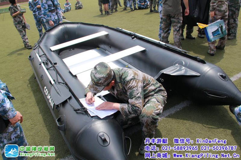 军区部队训练新兵有新花样  COLMAN品牌军用系列加厚冲锋舟橡皮艇