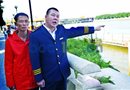 广州降温夜 年轻女子落入珠江 穗水巴07船船长周细雄跳江将其救起