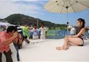 海天盛筵开幕秀色可餐 靓模身穿性感比基尼任参观者拍照