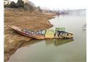 运输船“栽入”湘江月余 油污漂浮水源保护区